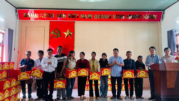 Ủy ban nhân dân xã Ba Vì đã tổ chức lễ cấp phát quà bằng hiện vật cho các gia đình liệt sĩ nhân kỷ niệm 78 năm Ngày Thương binh - Liệt sĩ (27/7/1947 - 27/7/2025)