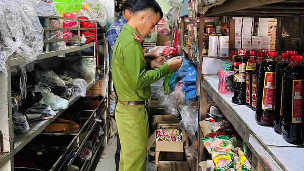 XÃ BA VÌ KIỂM TRA AN TOÀN THỰC PHẨM DỊP TẾT TRUNG THU 2025
